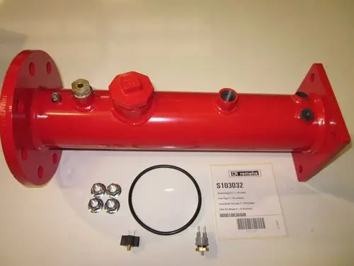 Rotes Vorlaufrohr mit Flanschen und Anschlussstücken von Remeha, dazu Zubehörteile wie Dichtungen und Stecker auf hellem Hintergrund.